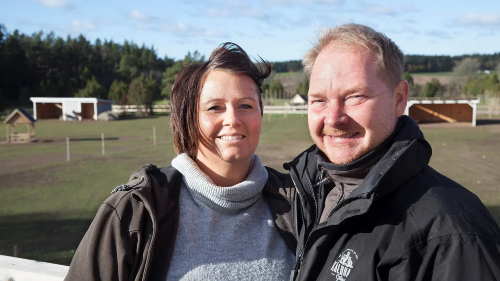 På Gotlands Djurpark håller man nu tummarna för att bygglovet går igenom och för att det trots allt blir en bra sommar så att man kan komma ikapp ekonomiskt, säger Richard Jarl. Här med hustrun och delägaren Linda Jarl. 