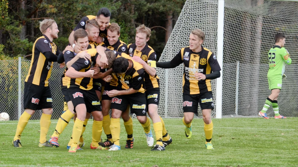 2013. Jubel efter ett viktigt mål av Robin Edgar. Han gratuleras av bland andra Johan Hermansson, Rasmus Samuelsson, Anton Palmér, Robert Samo, Axel Svensson, Linus Kasselstrand och Markus Ahl.