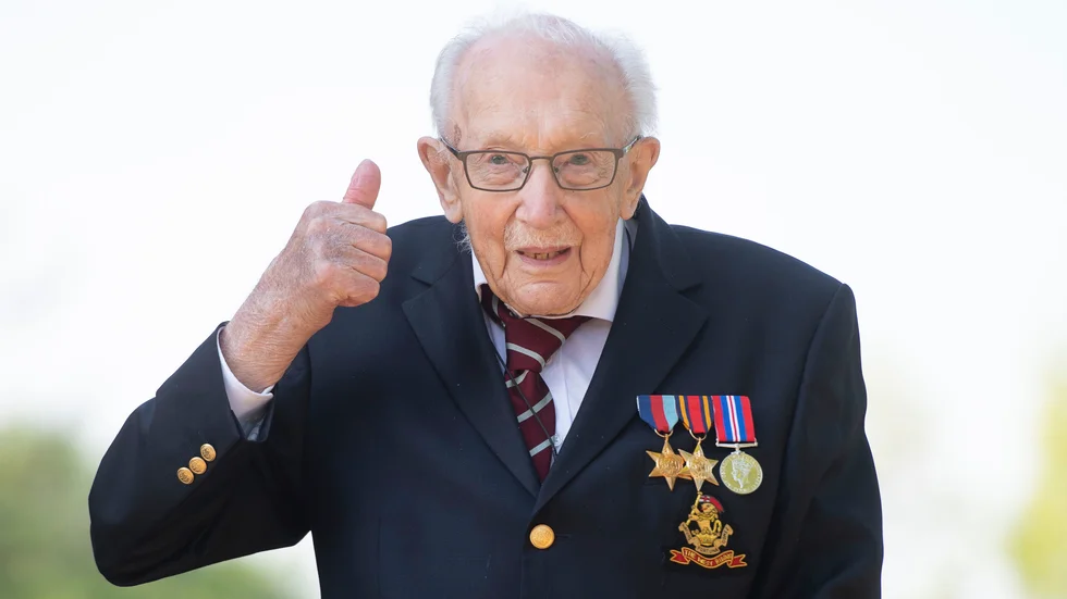99-årige Tom Moore visar var han placerade sig på Englandslistan med singeln "You'll never walk alone": Högst upp. Arkivbild.