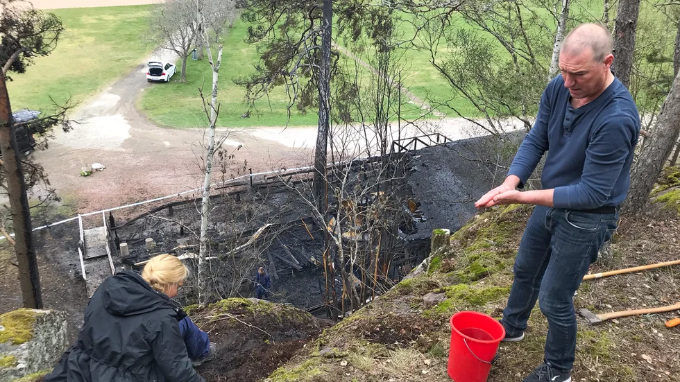 Susann Borg på Jogersö camping och Oxelösunds kommuns kultur- och fritidschef Anders Magnusson fick rycka in och eftersläcka när de upptäckte att det började brinna i branten ovanför kaféet.