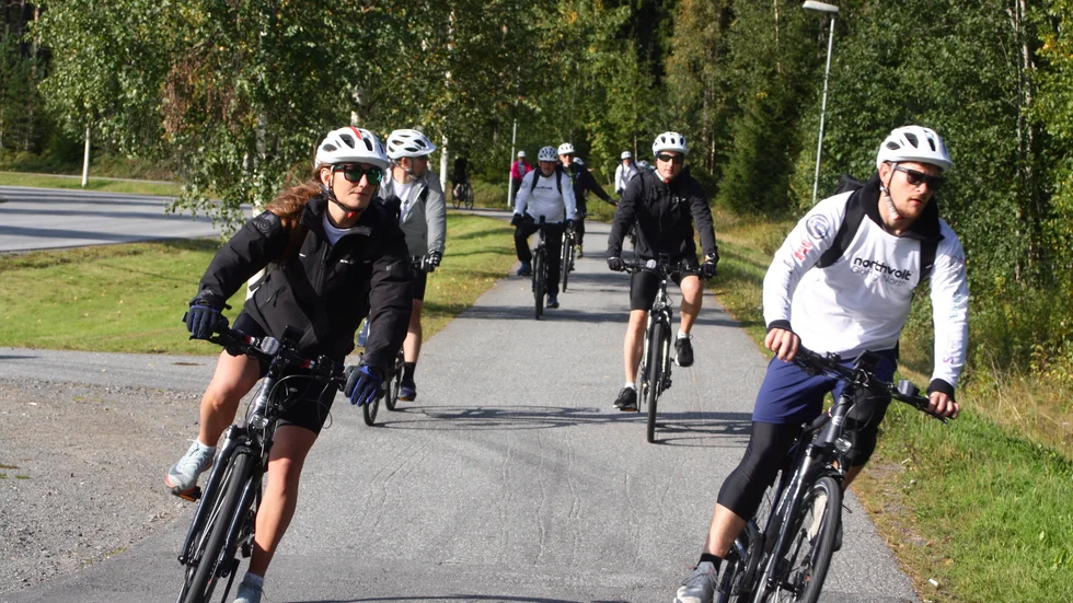 Northvoltmedarbetare på cykelutflykt mellan Umeå och Skellefteå.