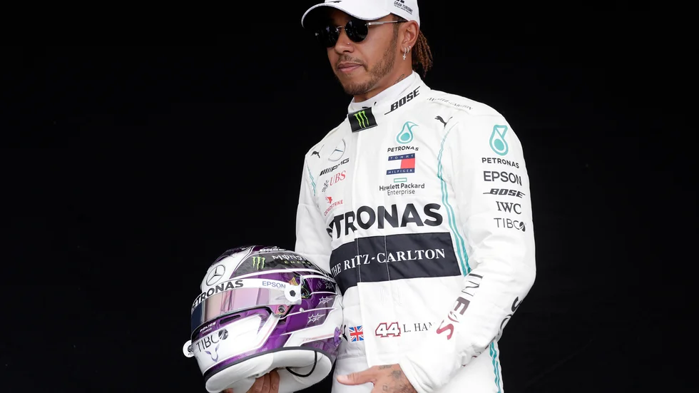 Lewis Hamilton i Melbourne i mars, inför starten av F1-säsongen som sedan sköts upp.