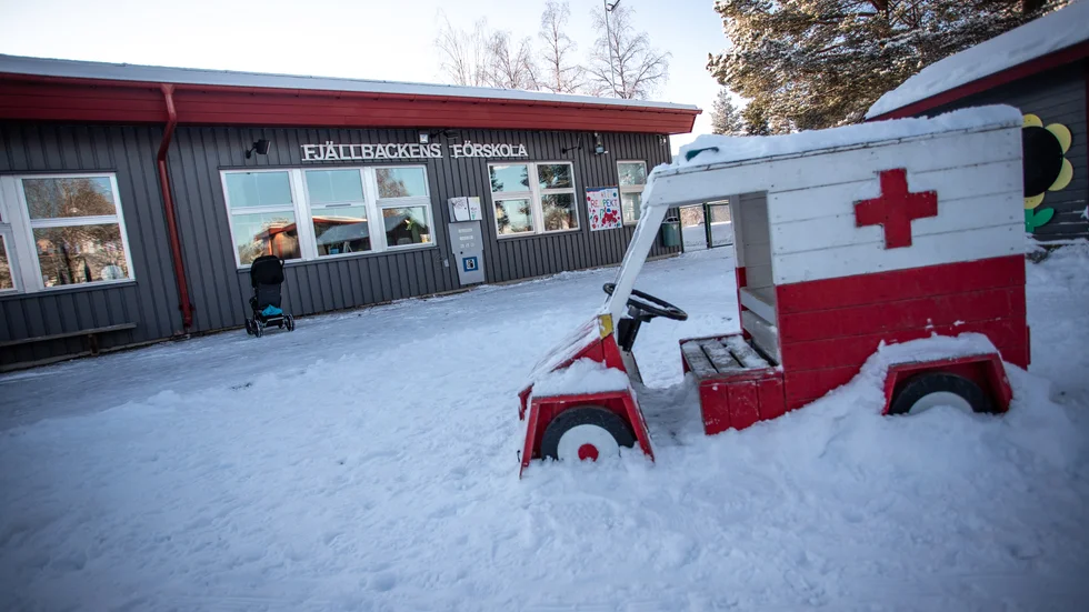 Flera barn på Fjällbackens förskola i Jokkmokk har fått börja med astmamedicinering sedan de började på förskolan. Man misstänker att det är något fel på luften i byggnaden.
