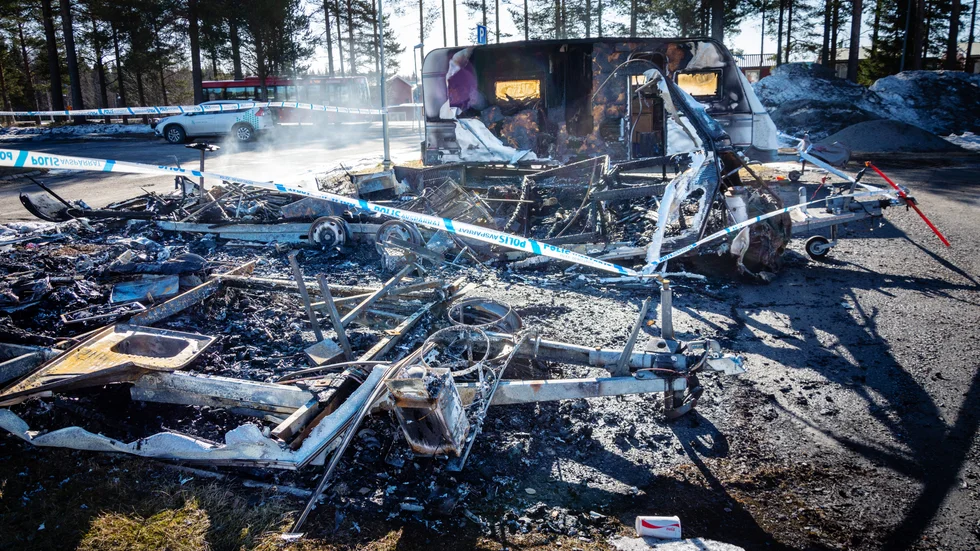 Tre husvangar på Blåmesgränd sattes i brand natten mot fredag. 