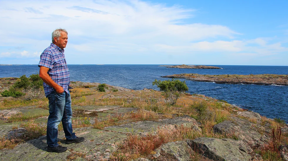 Utanför Häradskär tar skärgården slut och vid horisonten möts hav och himmel. Lasse Åman njuter av vyn.