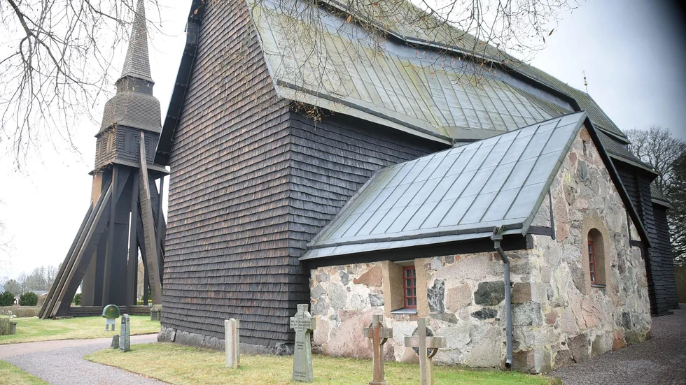 Idag finns drygt 3700 kyrkor i Sverige. För att underhålla och renovera dessa byggnader – inte minst de äldre – krävs betydligt mer pengar än vad staten idag bidrar med till Svenska kyrkan för detta ändamål.