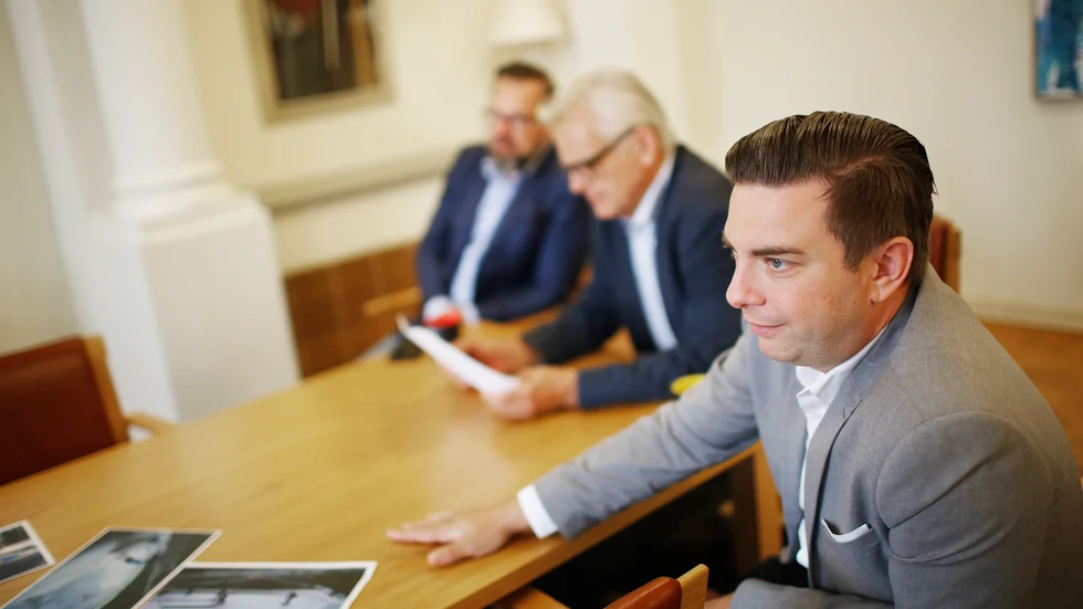 Vad tycker potentiella S-väljare om de nedskärningar S tillsammans med C och M gjort i missbruksvården? Eskilstunas kommunstyrelseordförande Jimmy Jansson (S) med kommunalråden från M och C i bakgrunden.