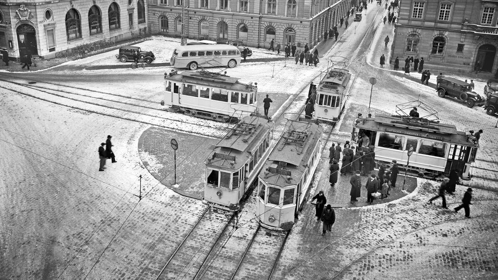 Spårvagn, fotgängare och biltrafik samsas på Stora Torget 1939. 