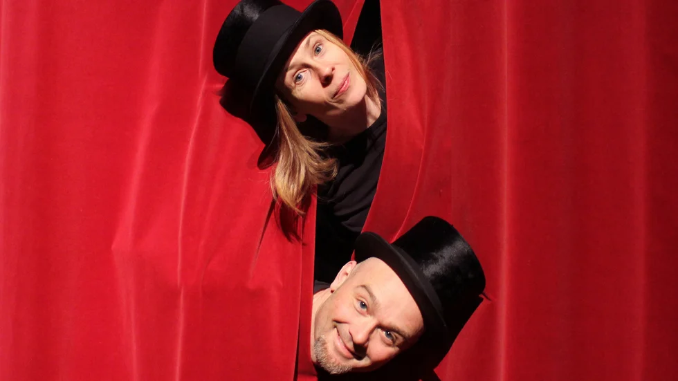 "Bebispoddens" Micaela Gustafsson och slagverkaren Mikael Lönnbjer gör barnföreställningar tillsammans. Nu ger de ut albumet "Undra sa flundra" med låtar från havets djup. Bilden från "Konsäärt"