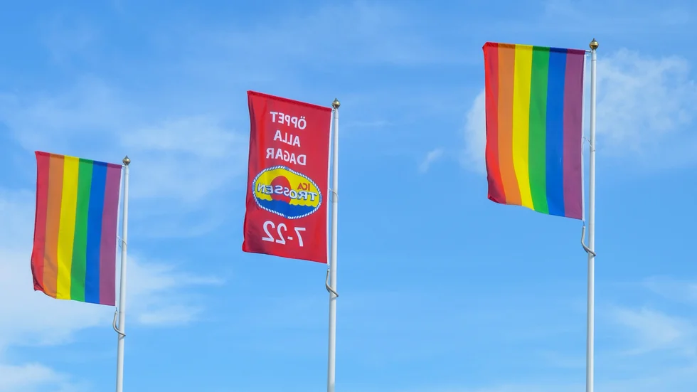 Efter attentaten hissade Ica Trossen regnbågsflaggor utanför butiken. 