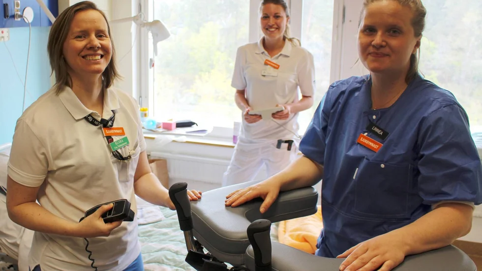 Klara Karlsson (till vänster), Elina Doschoris Ehrlin (i mitten) och Linnea Rydell är tre av fysioterapeuterna som har hjälpt ett antal coronapatienter tillbaka till vardagen.