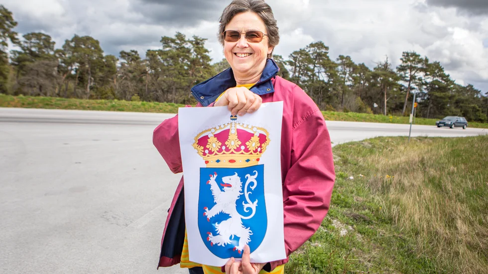 Brittis Benzler ser fram emot uppdraget att bli Hallands landshövding, här håller hon i Hallands länsvapen.