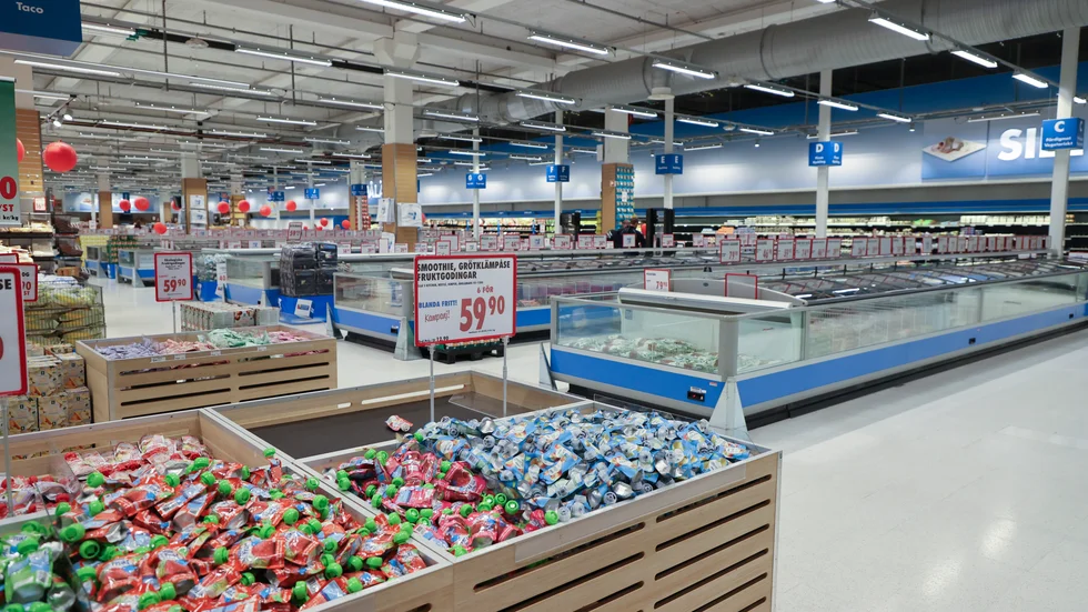 På stormarknaden Nordby Shoppingcenter i Strömstad var det glest med kunder i fredags. Nu vill norrmän ha intyg på att de haft covid-19 för att kunna åka till Sverige och handla.