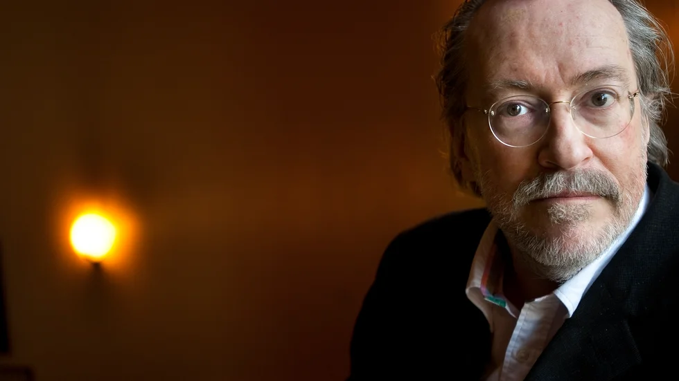 Niklas Rådström har sedan debuten 1975 utvecklat ett rikt och mångskiftande författarskap – diktsamlingar, romaner, essäer och dramatik. Med boken "Då, när jag var poet" återvänder han till poesin.