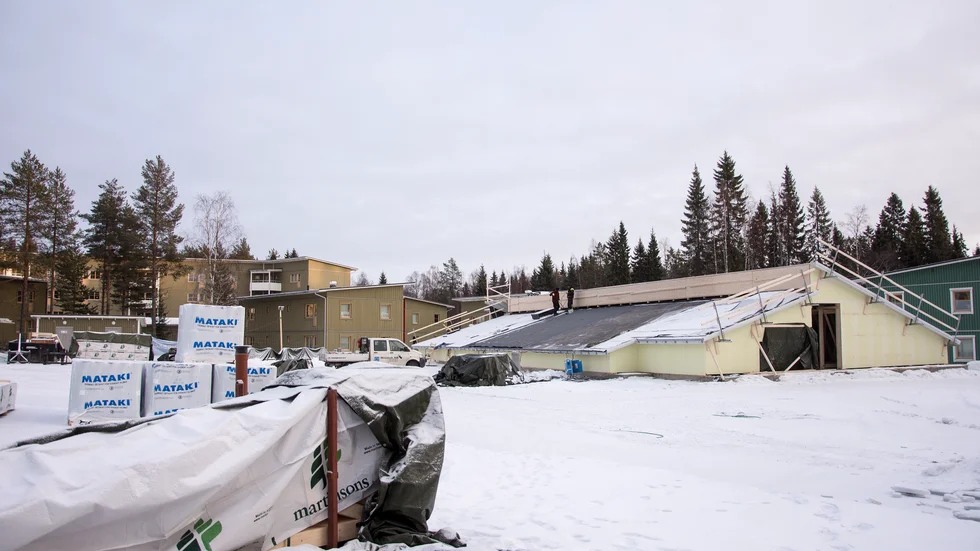 Debatten fortsätter om  huruvida bygglov krävs för att ställa upp byggbaracker. 