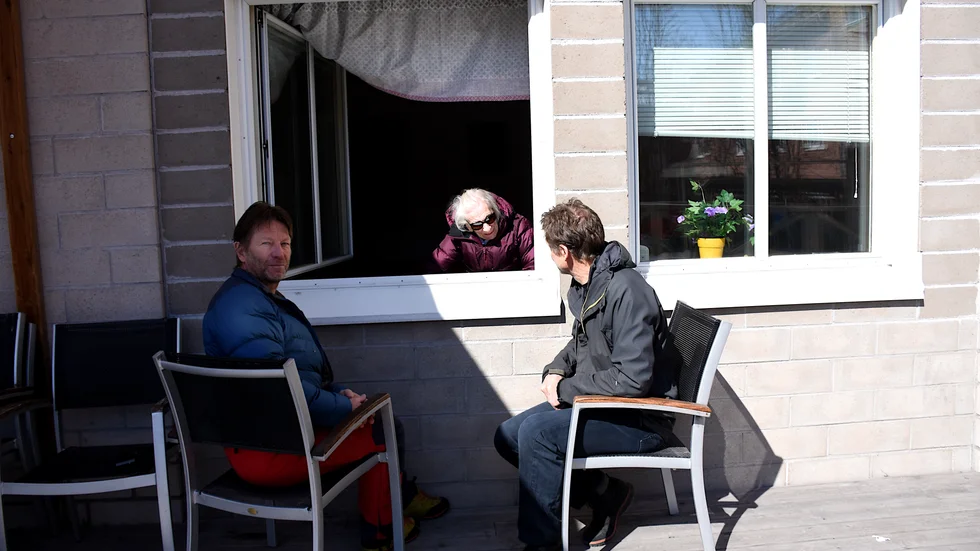 Bröderna Mats-Ola och Jonas Finn passade på att träffa sin mamma Ingegerd Finn genom fönstret på äldreboendet. De oroas inte över att Kiruna toppar covidstatistiken i länet. 