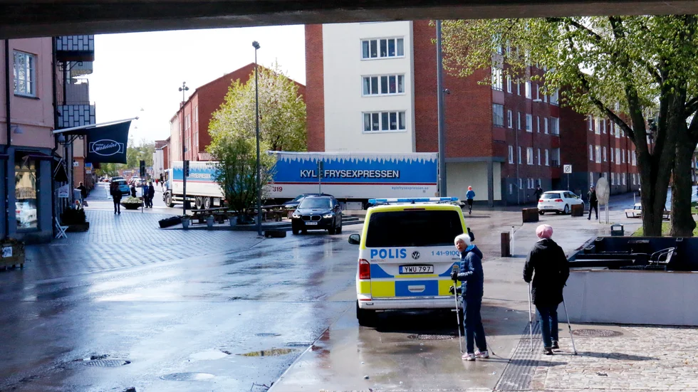 "Så det ser ut. Och hur har han kört här egentligen?" Flera som passerade förbi konsterade att lastbilschauffören valde fel körbana under järnvägsbron. "Släpet var ju för högt för det också".