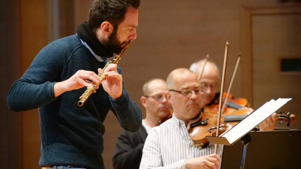 Flöjtisten Teodor Tirlea är solist vid lördagens digitala konsert med Norrköpings symfoniorkester. Bilden från repetitionen.