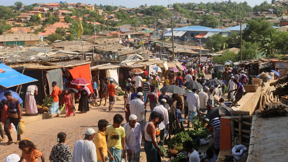 Rohingyer från Myanmar köar för mat i ett flyktingläger i Cox's Bazar i Bangladesh i mitten av maj.
