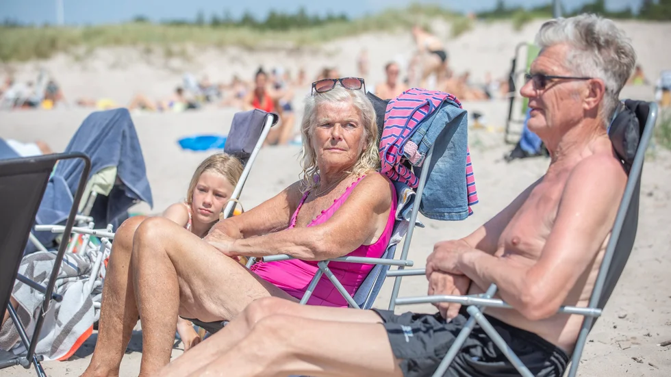 Margaretha och Ulle Hed brukar inte besöka Tofta strand eftersom de inte gillar att trängas på stranden, vare sig det är pandemi eller inte. I bakgrunden barnbarnet Julia Lundberg.