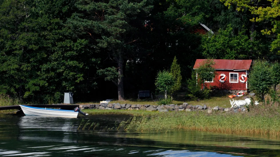 Det är en sen sommarkväll och sjön ligger spegelblank. Solnedgången är i antågande och jag reser mig varsamt i båten...
