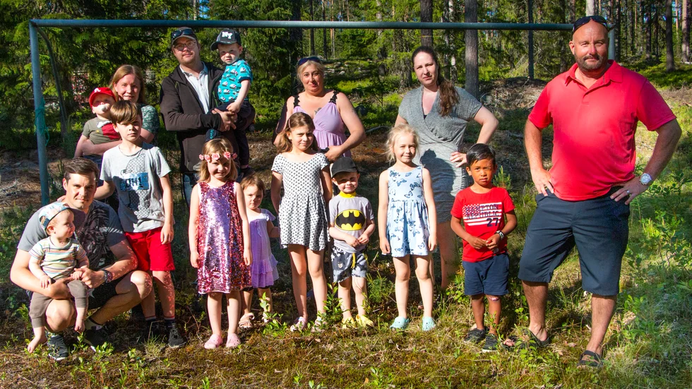 Denna lilla skogsglänta har tidigare huserat en lekplats. Nu finns bara ramarna till de gamla fotbollsmålen kvar. Flera familjer i norra Rosvik sluter nu upp bakom medborgarförslaget om att få en lekpark.  