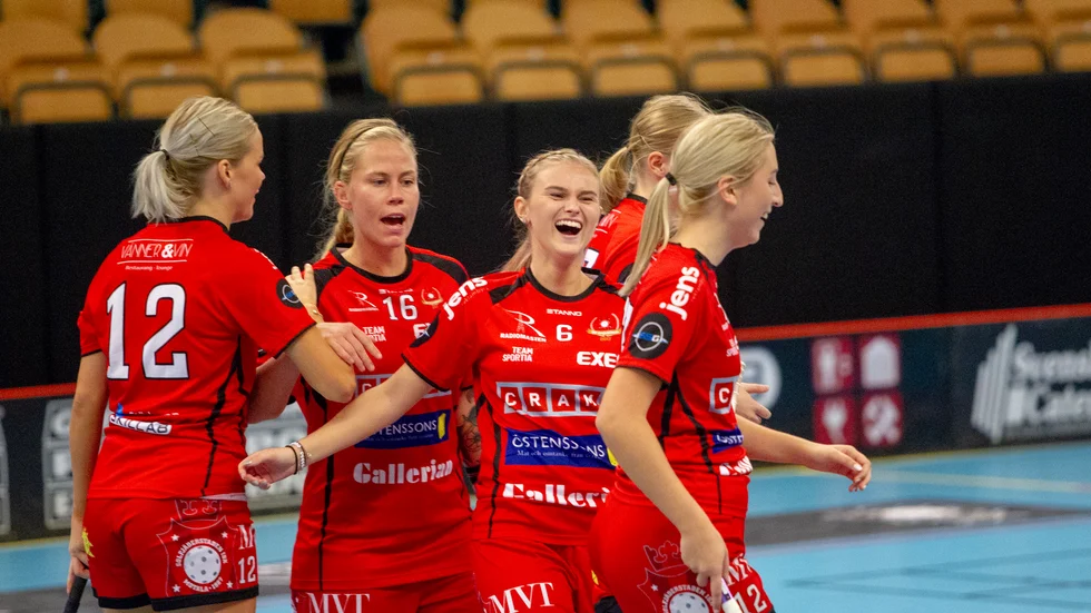 Jubel efter ett mål säsongen 2018/2019. Sedan dess har inte Solfjäderstaden haft något damlag i seriespel.