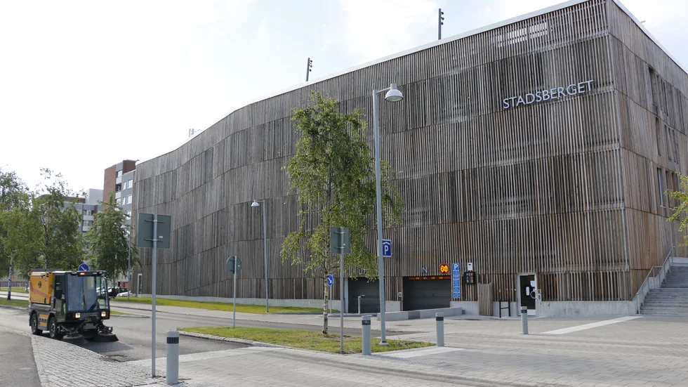 Piteås relativt nybyggda parkeringshus Stadsberget har fått röster i Norrlands fulaste byggnad-tävling. (Arkivbild)