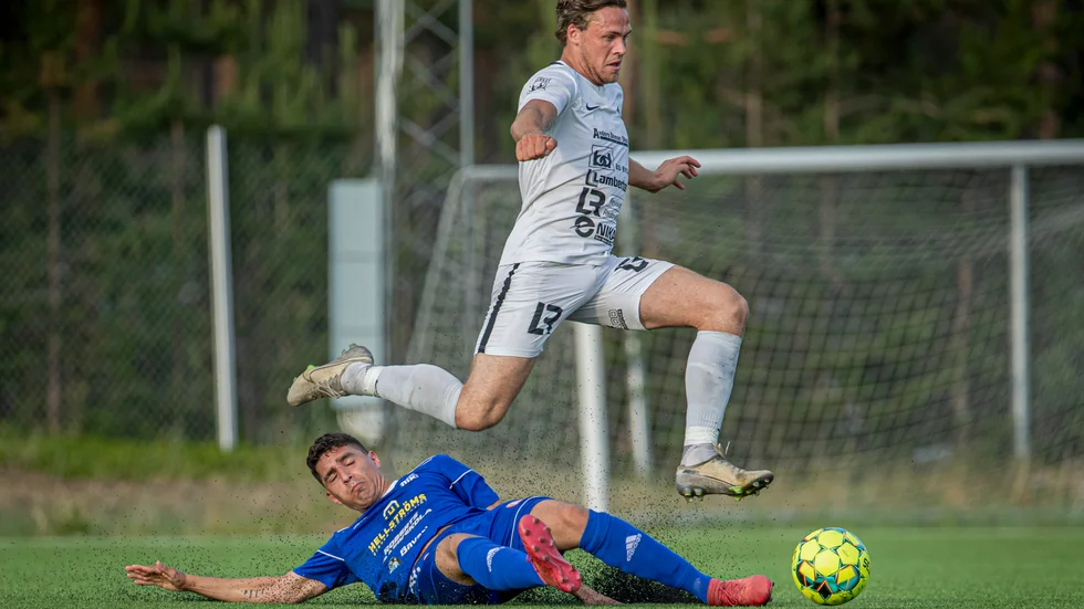 Erik Hansson fixade 2-1-ledning inför pausen för Lillpite mot Holmsund. 