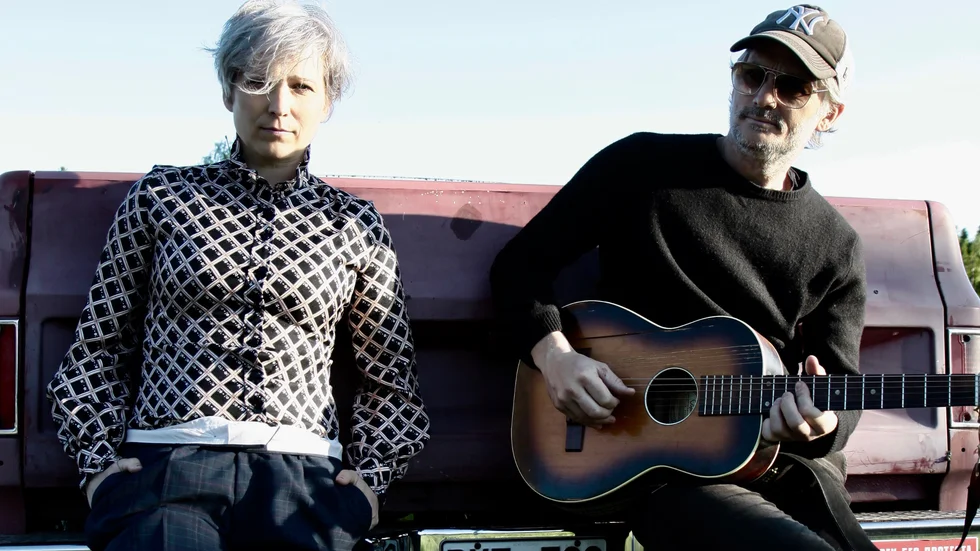 Saga Eserstam och Hans Ericsson ingår i bandet SkelleftePop som spelar på Bjuröklubb. 