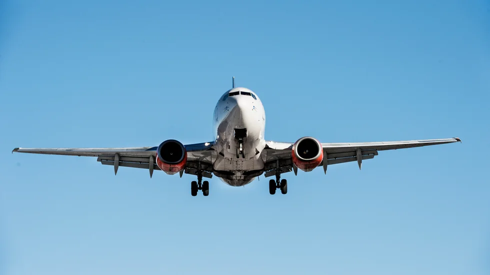Skribenten tycker att det är huvudlöst av infrastrukturministern att uppmana till fler flygresor.