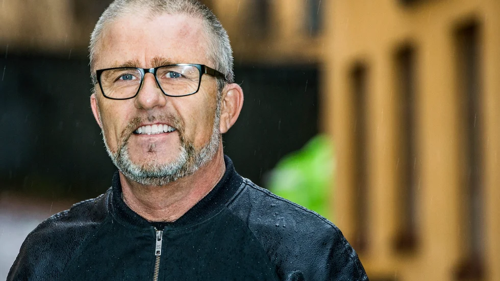 Artisten Jan Johansen har börjat jobba som musiklärare för att överleva ekonomiskt. Nu undervisar han bland annat på en skola i Almunge. 