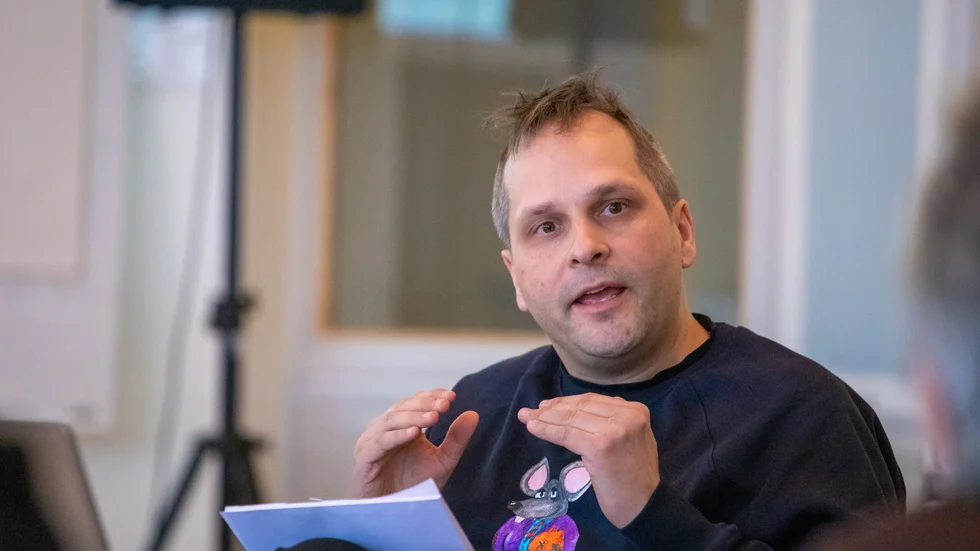 Henrik Blind (MP) är oroad över vad det kan innebära för demokratin om man drar ner på antalet politiska uppdrag i Jokkmokk.