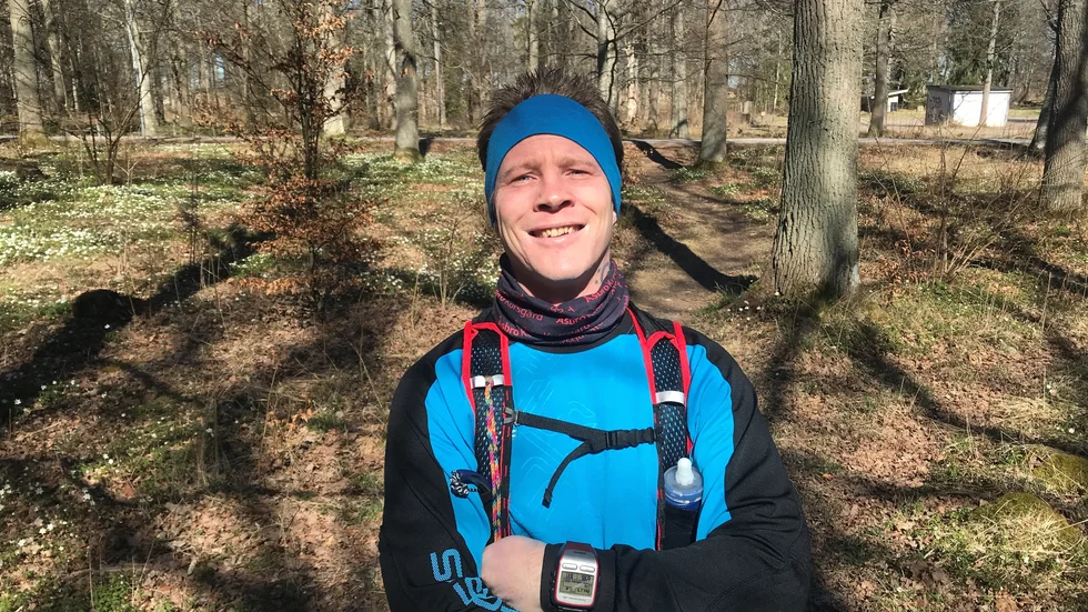 Att få komma ut i skogen, här i Bondebacka i centrala Motala, är en njutning för trail-löparen Jimmy Selvin. Han springer långsamt och länge och träningsvärken och endorfinerna ger honom distans till diskbråck och artros. Löpningen är rena medicinen för den gamle skejtaren.