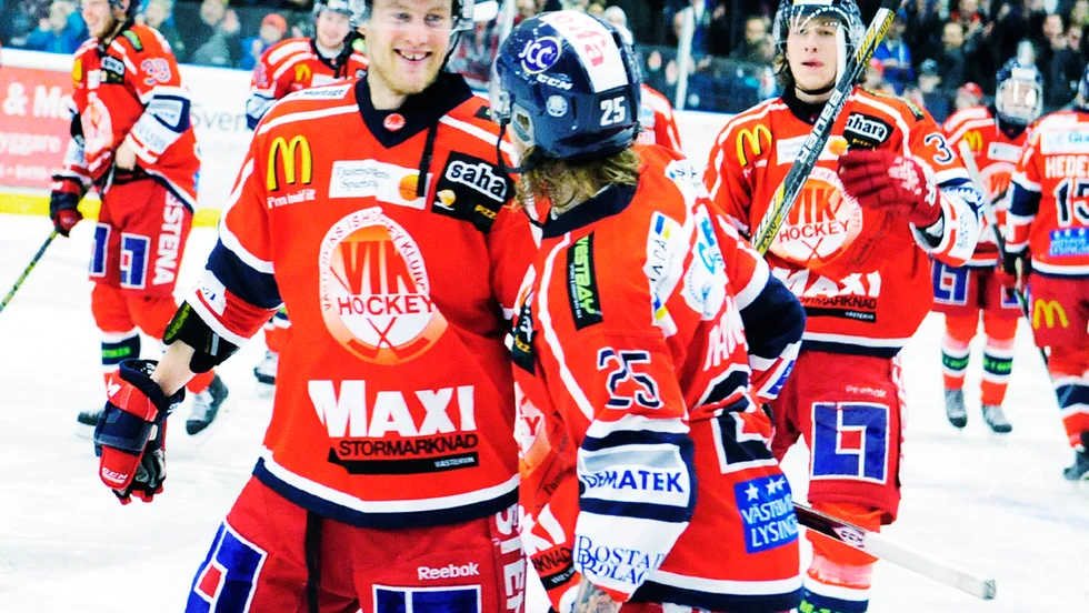 Boström jublar med Eric Backman, bakom syns Fredrik Lindström.