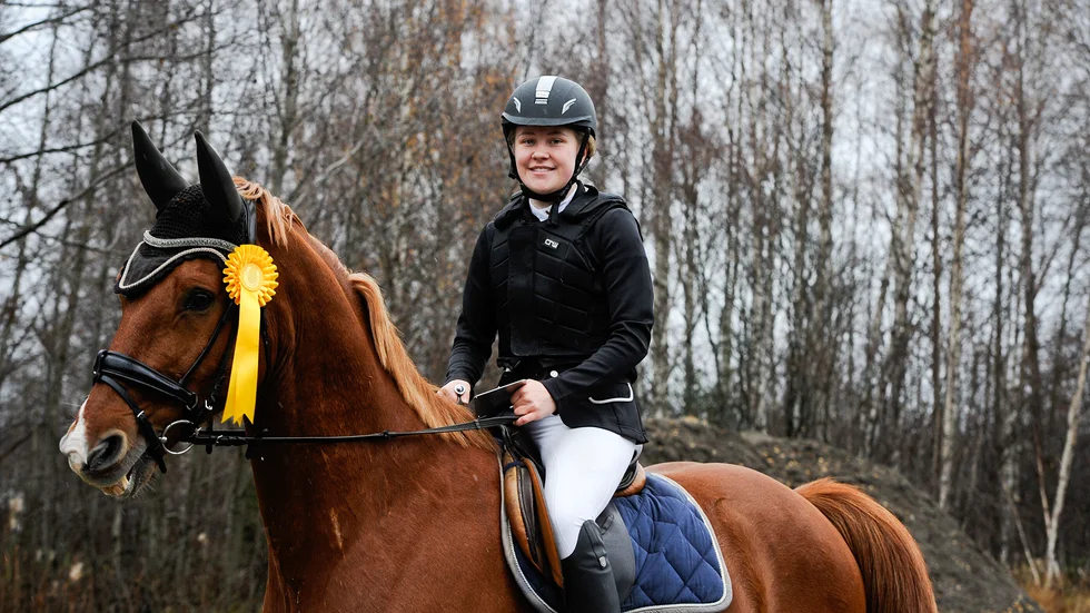 Delad glädje, dubbel glädje blev det för Skellefteå Ridklubbs Emelie Karlsson och Kontakt Hästak som tog hem en delad tredje plats tillsammans med  Linda Söderholm och Chippendale, Umeå Ryttarförening.