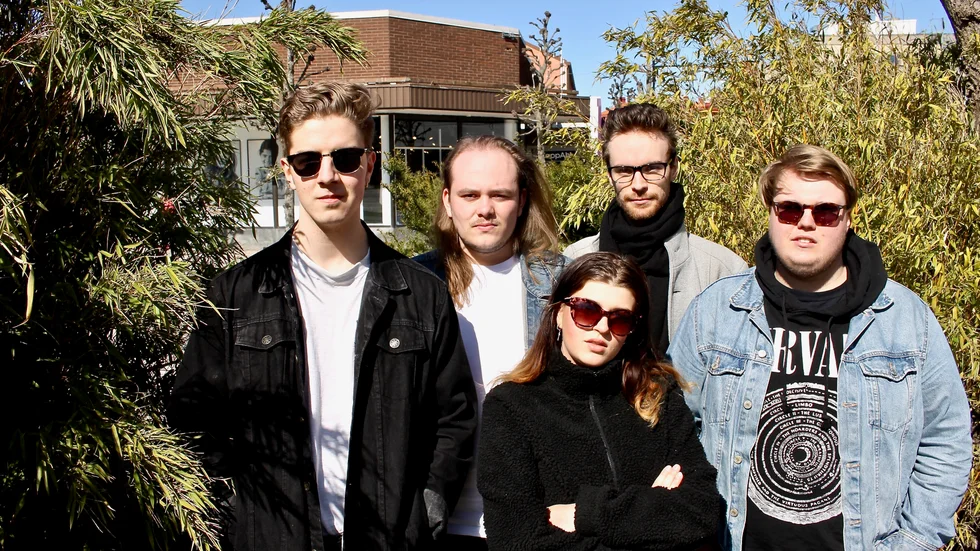 Erik Karlsson, bas, Edvin Bergsland, gitarr, Malin Andersson, sång, Oskar Modig, keyboards och Viktor Nordström, trummor utgör popbandet Norra Promenaden som laddar för sitt första EP-släpp.