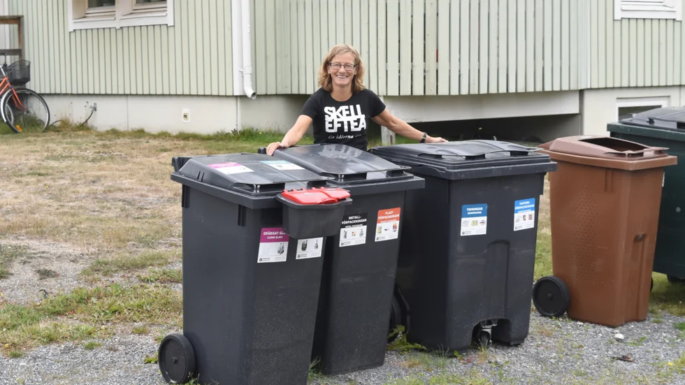 Skellefteå kommuns avfallschef Agneta Lantto-Forsgren vid ett system för fastighetsnära insamling som görs på prov. 