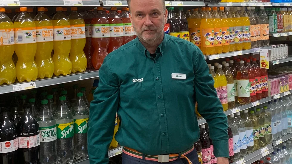 Kent Cedenheim, butikschef på Coop Nära i Ärla, är positiv till möjligheten att köra hem varor till de som är äldre än 70 år och har långt till affären.