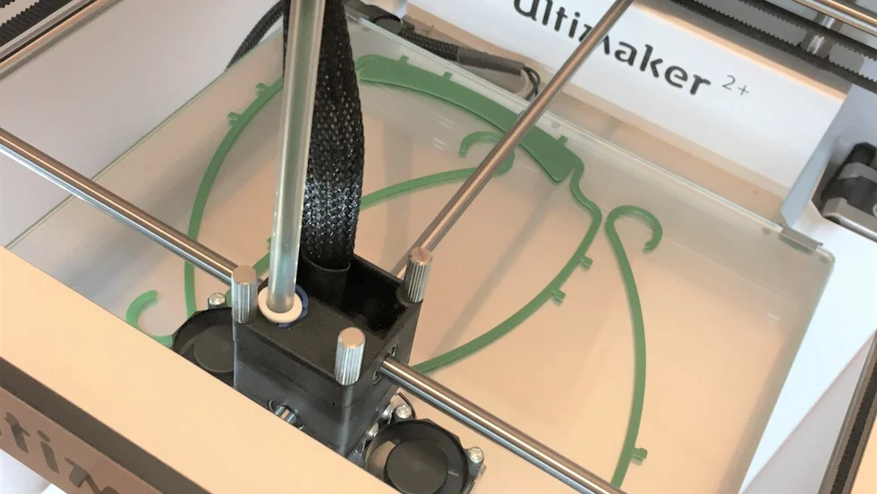 3D-printern skriver ut ungefär en visirram i timmen, och går hela dagarna.