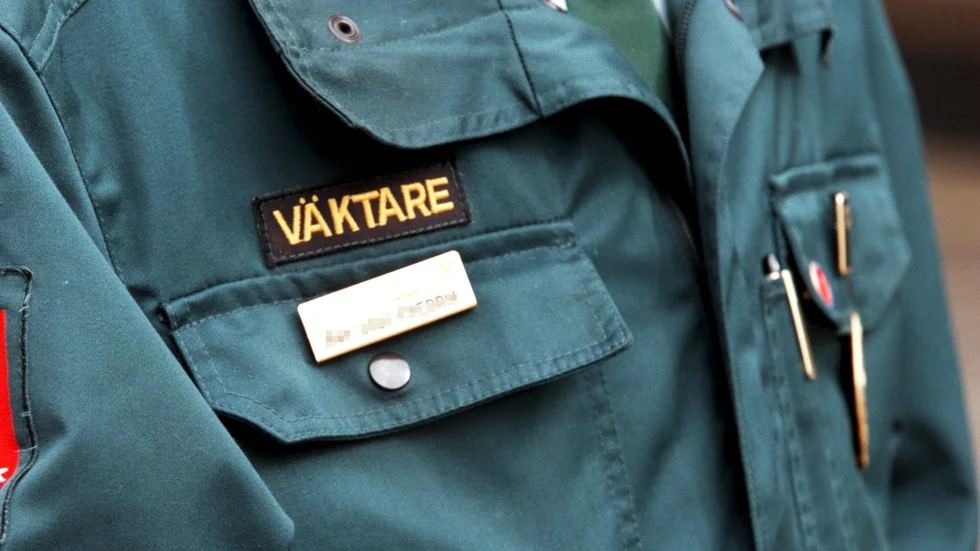 Personal tillkallade väktare för att ta hand om kvinnan som försökte smita med kläderna.