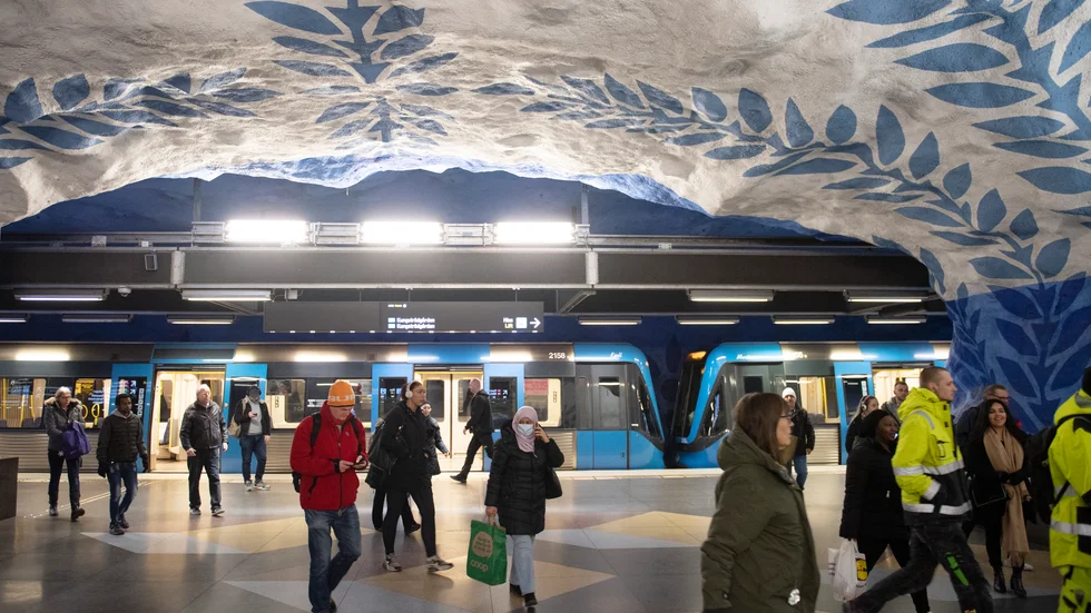 Resenärer vid tunnelbanans station T-centralen i Stockholm. Arkivbild.