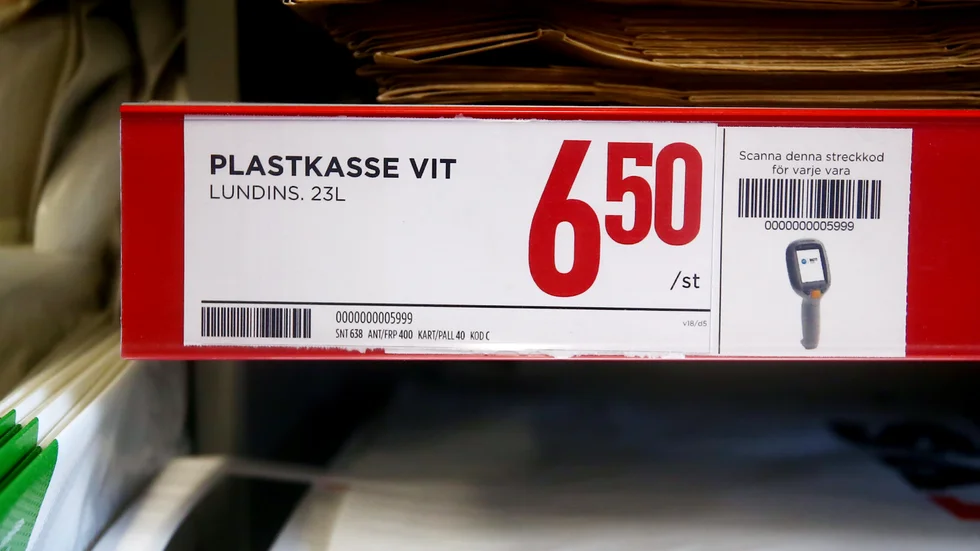 Nästan sju kronor kunde man få betala när den nya plastpåseskatten slogs på den 1 maj 2020. Nu är skatten borta igen – och priserna har sjunkit väsentligt. Illa för klimat, menar insändarskribenten.