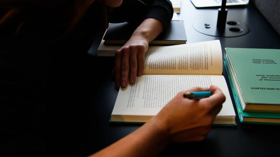 Genom att utöka platserna på sommarkurser vill vi möjliggöra för fler studenter att läsa in en utbildning med snabbare takt. 
