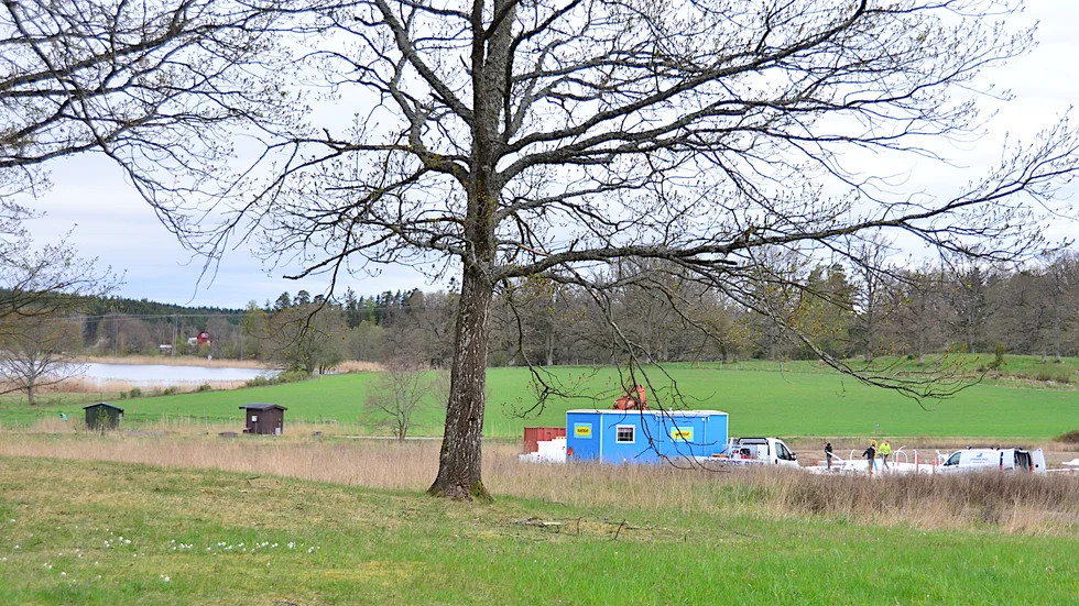 Med Hallbosjön in på knuten kommer åtta nya hus byggas i Vrena. "Jag skulle säga att intresset att köpa tomt i någon av kommunens mindre orter är ganska stor" säger Karin Wesström på mark- och exploateringsenheten.
