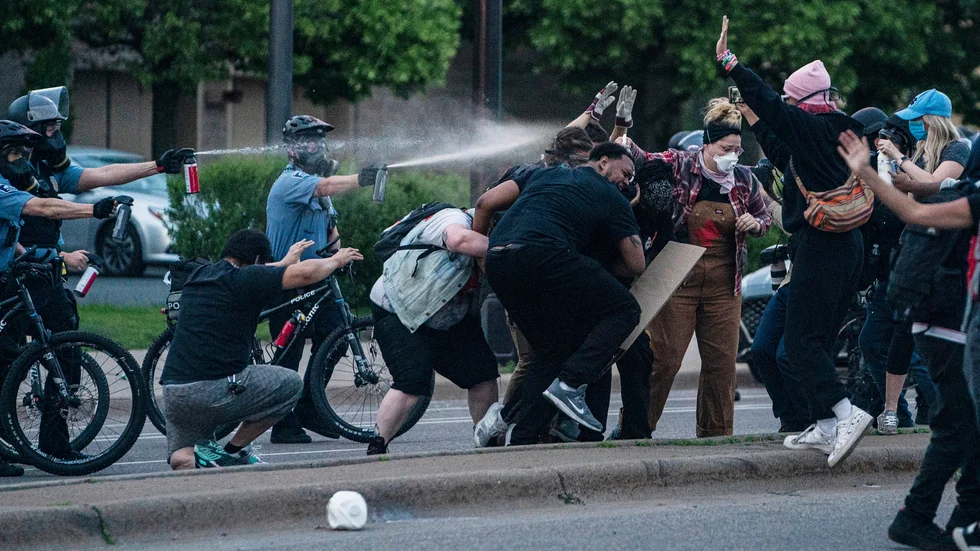Demonstranter pepparsprejas under en demonstration mot polisvåld, efter att George Floyd, en afro-amerikansk man kvävts av poliser i Minneapolis. 