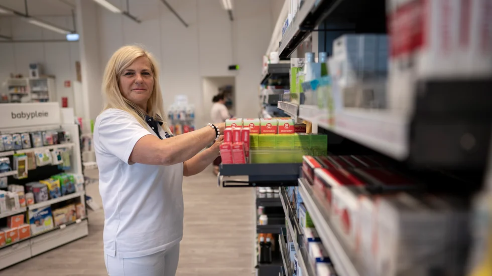"Det finns en osynlig mur mitt på gränsbron. Det känns för mig som Öst- och Västtyskland", suckar Belinda Klicline Abbott som tvingas jobba extra på apotek för att rädda sitt företag.