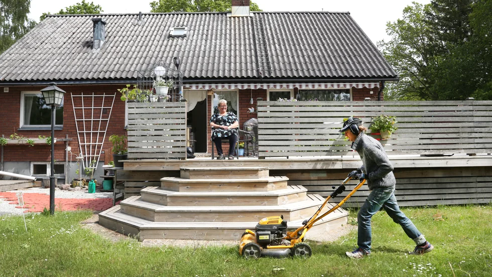 Janne Pettersson klipper gräsmatta varannan vecka, mot att han får ta all frukt från Carina Johanssons träd. Hon kan för första sommaren njuta på terassen utan att känna sig stressad över alla måsten.