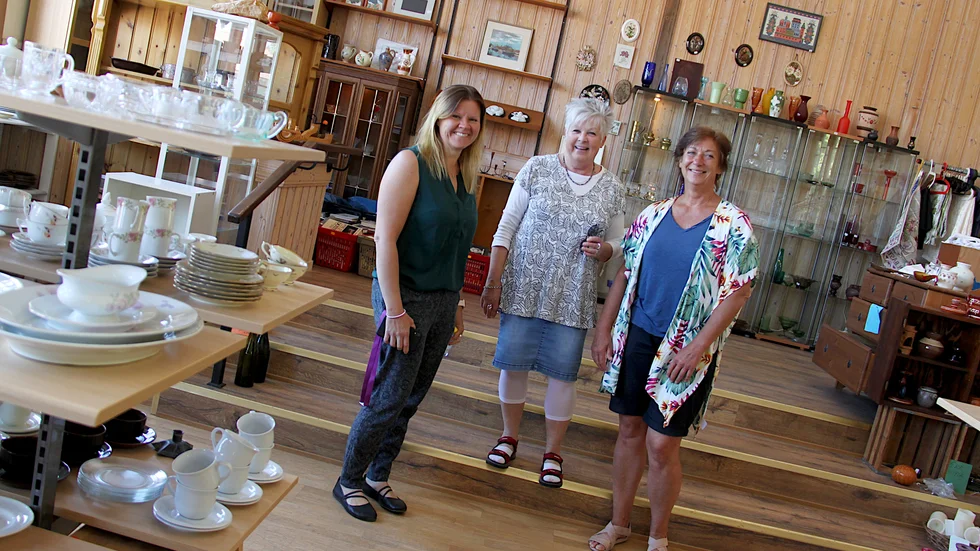 Helena Kinnunen, Ingela Morin-Lundemo och Åsa Rosander gläds åt att verksamheten, med second hand, kafé och butik i gamla Filadelfiakyrkan i Örsundsbro kan fortsätta.