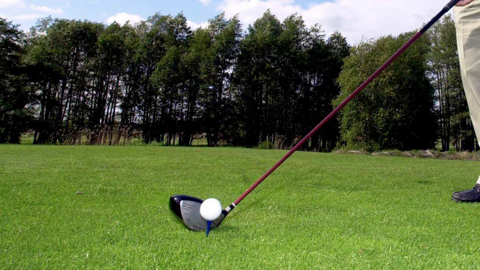 Golfklubbarna hade inte så många greenfeegäster under mars och april på grund av Folkhälsomyndighetens reserestriktioner, men efter att de lättat så börjar föreningarna se ett uppsving av de kunderna också.